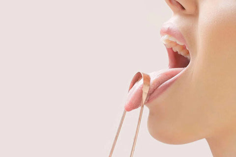 Persona utilizando raspador de lengua.